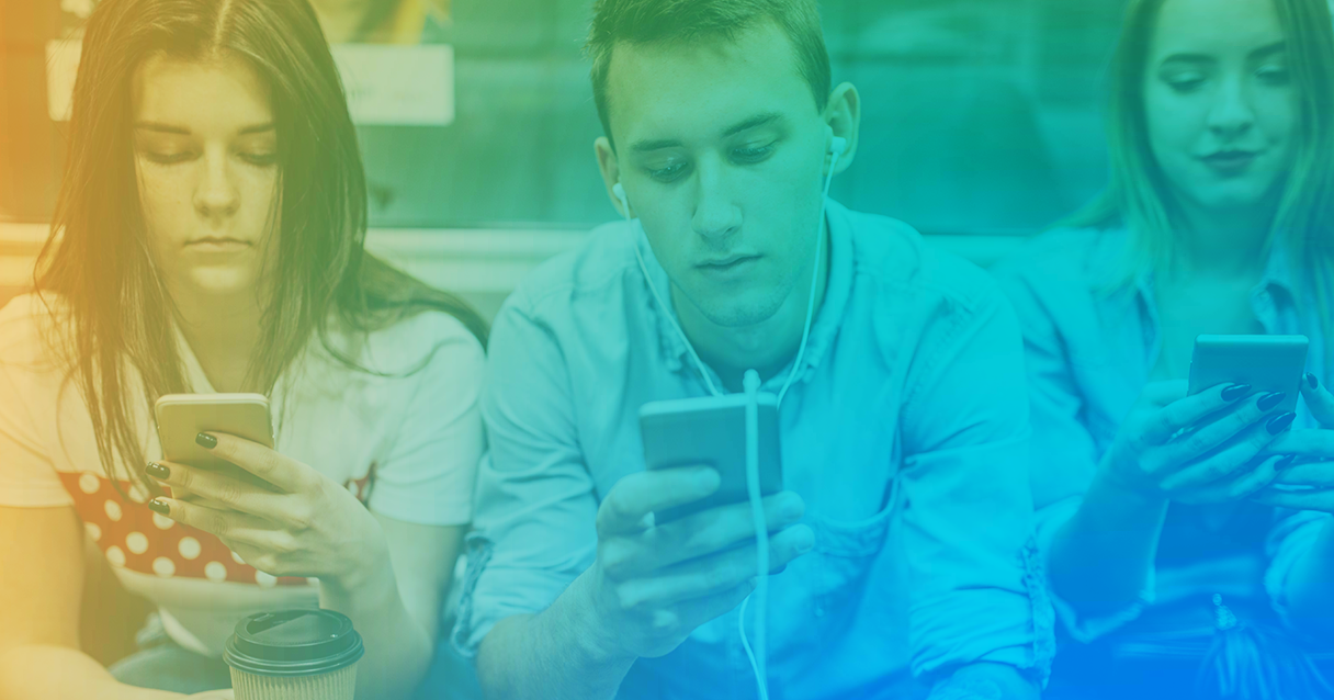 Jongeren bereiken, is hun smartphone bereiken. Hier drie jongeren met hun telefoon.